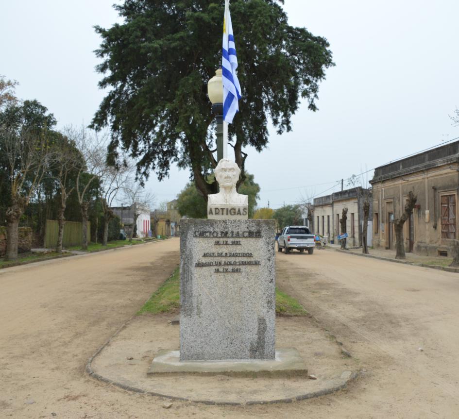 Monolito conmemorativo al Pacto de La Cruz