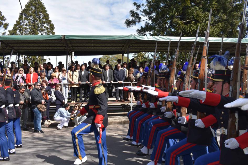 Gran convocatoria en los actos patrios del 25 de Agosto