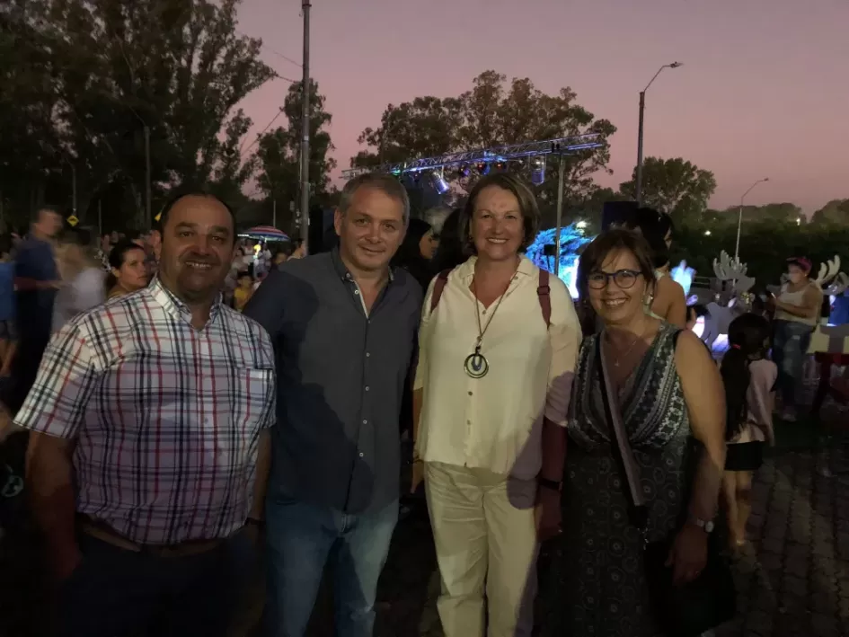 Intendente López y directores en encendido del árbol navideño ´´