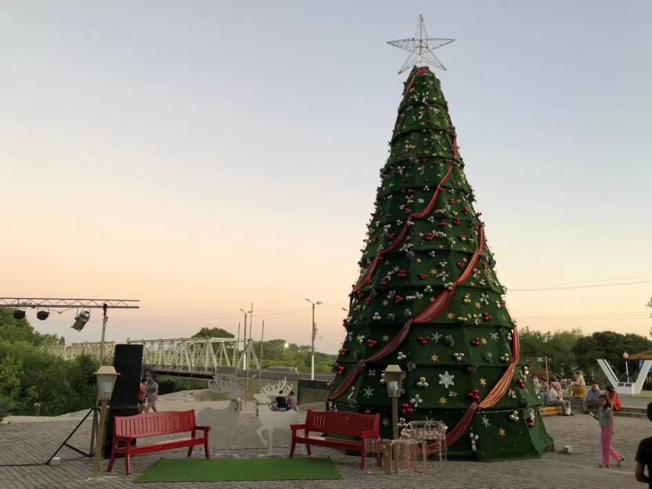 Arbol Navideño en la explanada del Prado Piedra Alta ´´
