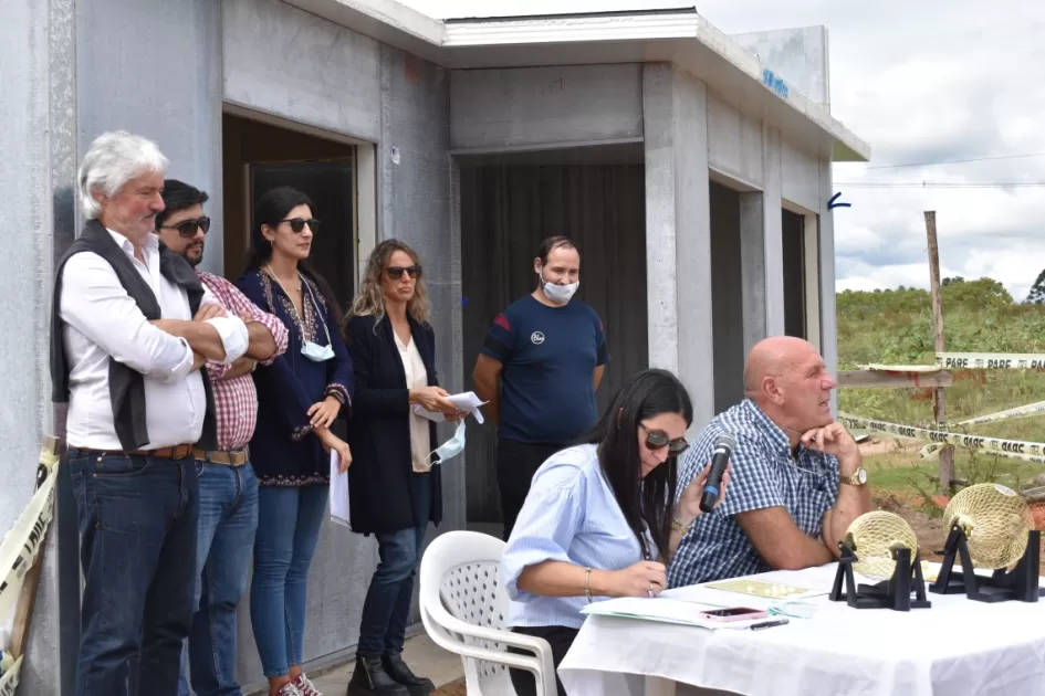 Escribanos entregando viviendas a los beneficiarios Escribanos entregando viviendas a los beneficiarios