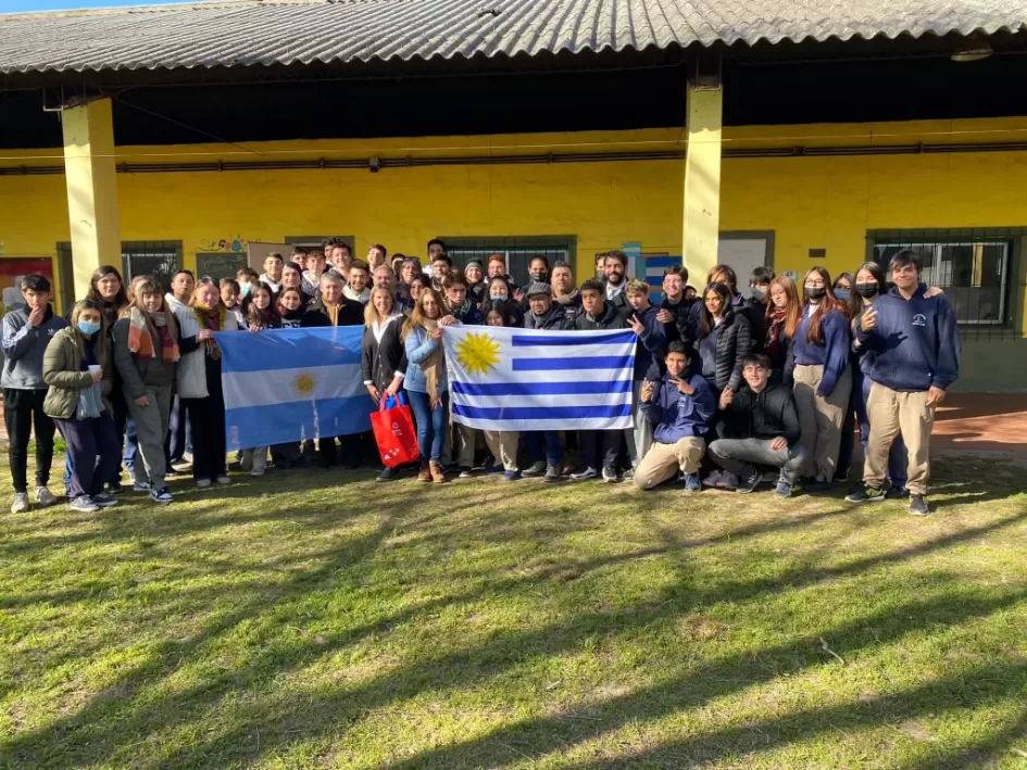 Jóvenes de Florida y Lujan con las banderas de Uruguay y Argentina Jóvenes de Florida y Lujan con las banderas de Uruguay y Argentina