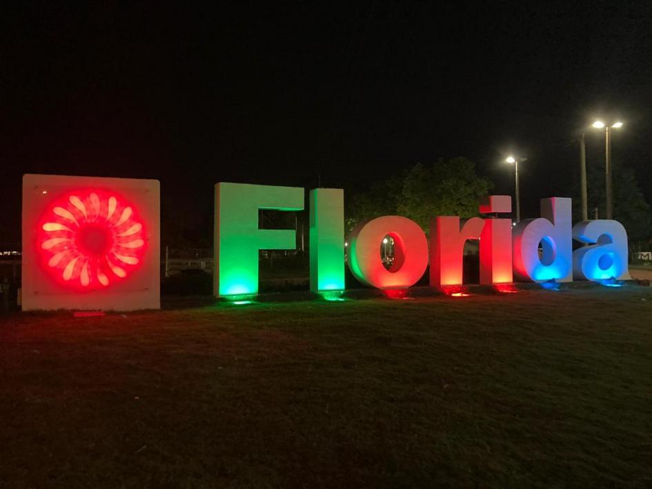 Letras de Florida se iluminan con colores de ATUERU Letras de Florida se iluminan con colores de ATUERU