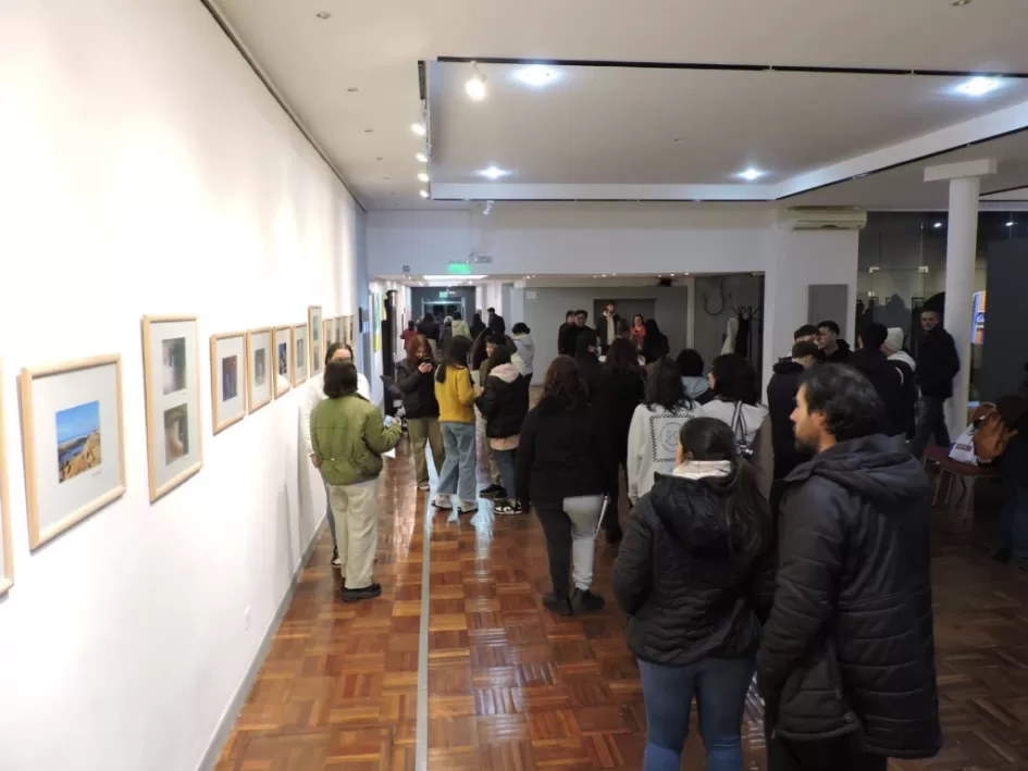 Público observando la muestra de fotografía