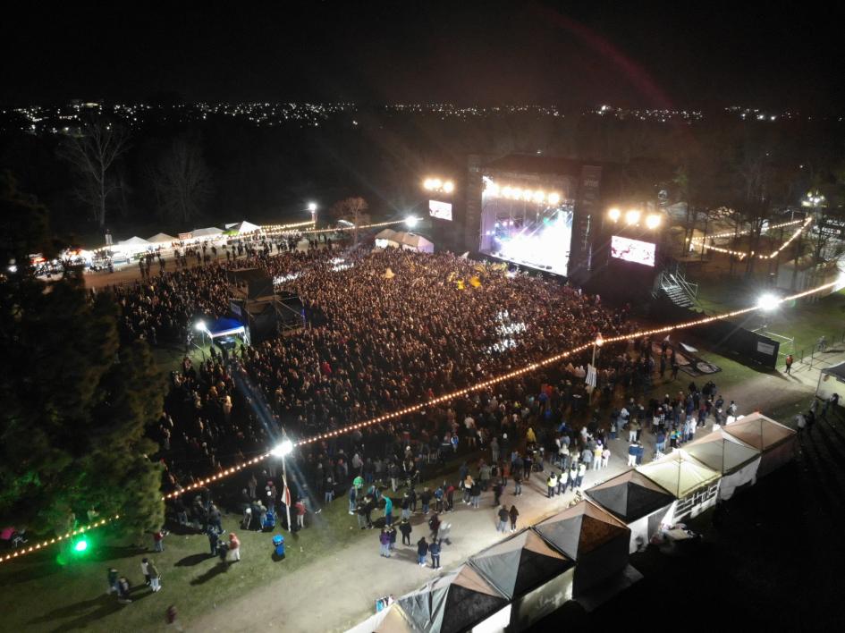 Una multitud colmó el 2do.festival de la independencia en su primera jornada Una multitud colmó el 2do.festival de la independencia en su primera jornada