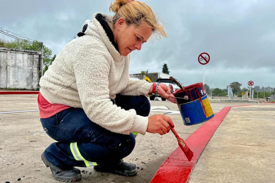 Trabajos de señalización vial en calle Acuña de Figueroa 