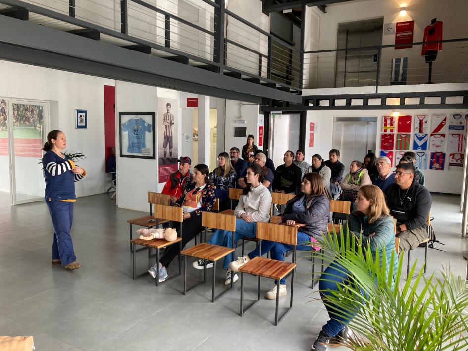 Taller de primeros auxilios y uso de DEA .