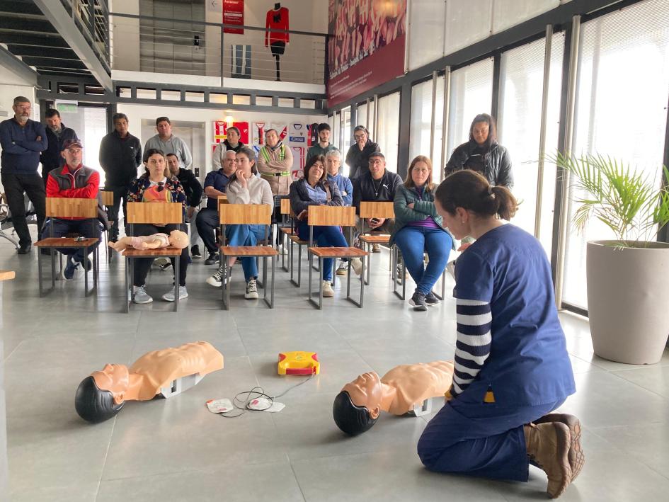 Taller de primeros auxilios y uso de DEA .