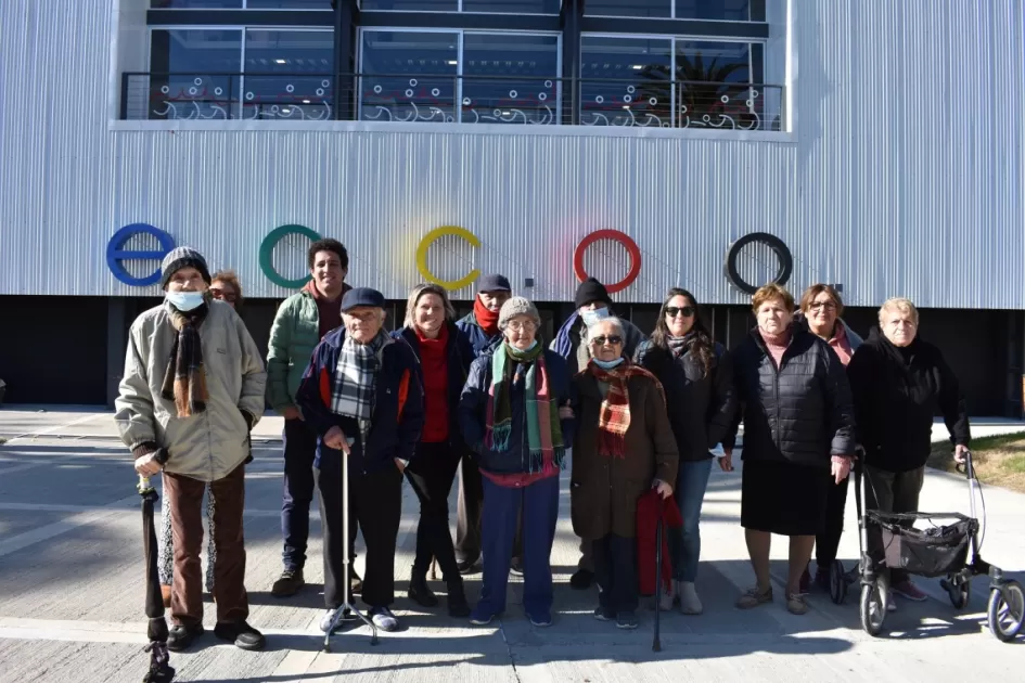 Abuelos de hogar de ancianos realizaron una visita guiada al E.CC.OO visita guiada al E.CC.OO