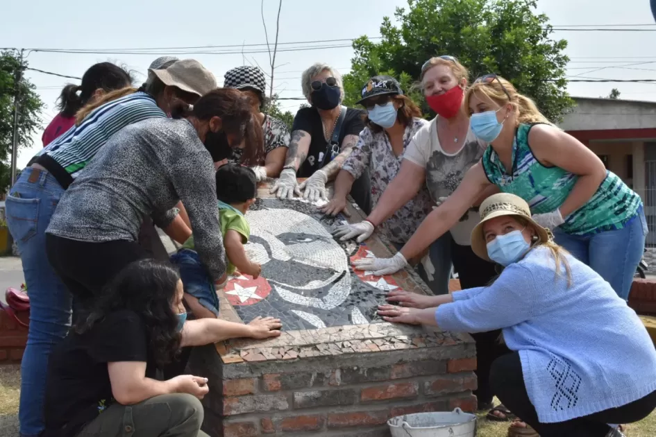 Intendente Brugman junto a las artesanas en Plaza Martí Intendente Brugman junto a las artesanas en Plaza Martí