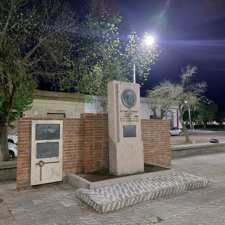 Nuevas luminarias en Plaza Gallinal y calle 33 de Sarandí Grande