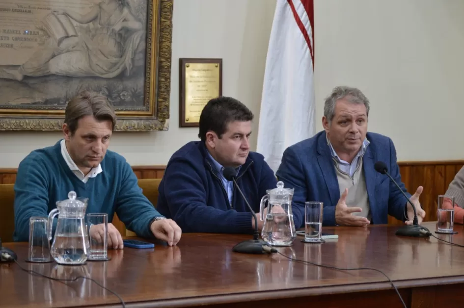 Autoridades de la Intendencia e Inacoop Reunidos en el salon de honor de la intendencia Presidente de Inacoop Intendente Secretario general