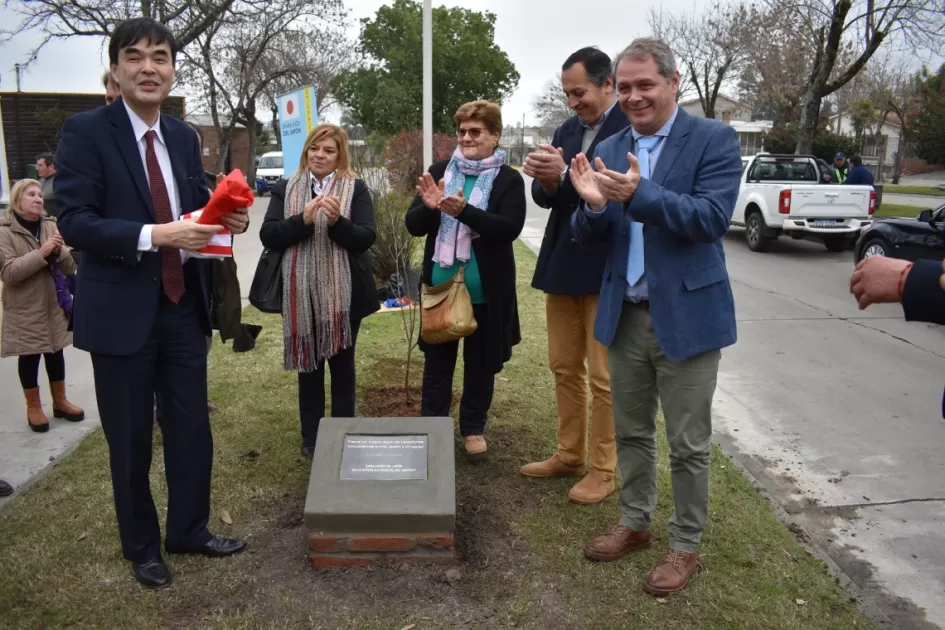 Descubrimiento de placa conmemorativa Intendente junto al embajador descubren placa conmemorativa en la diagonal Guglielmetti y Oribe