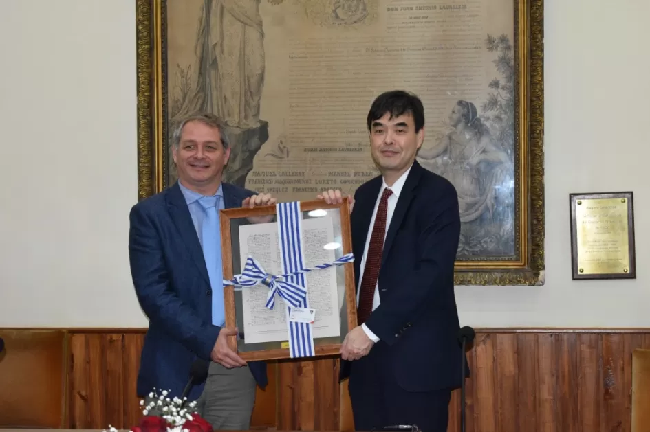 Intendente de Florida y Embajador del Japón En el salón de honor de la intendencia Intendente posa al lado del embajador sosteniendo una placa