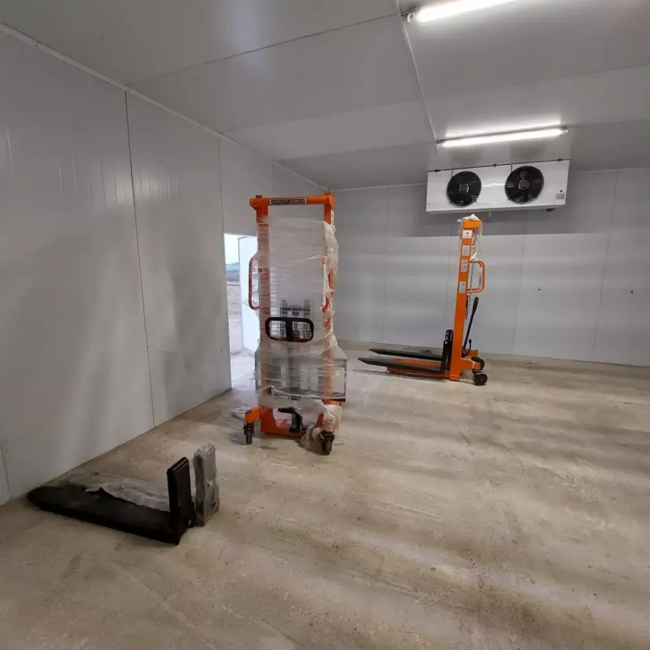 cámara refrigerante Interior de cámara refrigerante junto a equipamiento