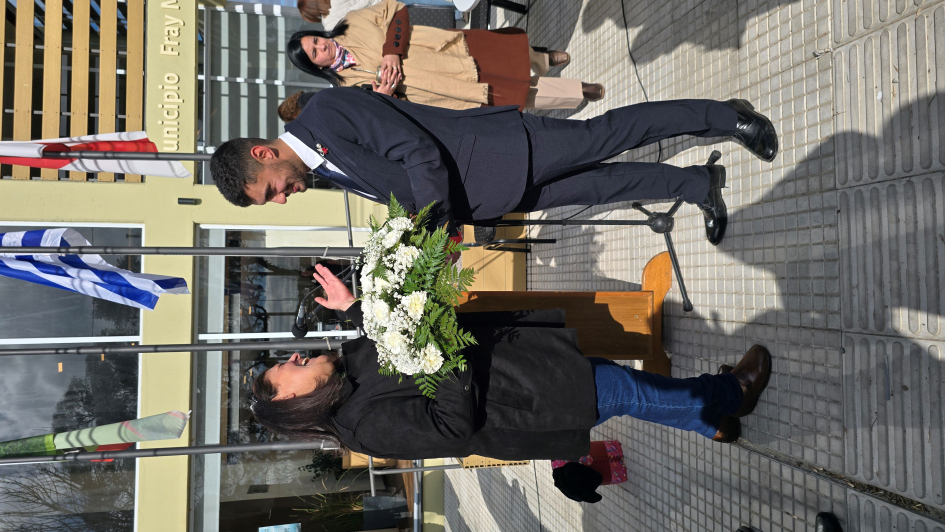 Entrega flores a su mamá ´´