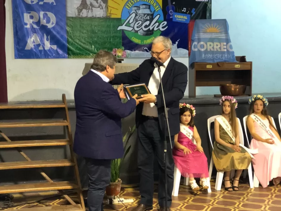Reconocimiento a Flavio Lees en Inauguracion fiesta la leche en Cardal ´´