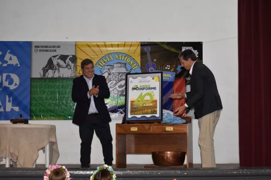 Reconocimiento a Flavio Lees en Inauguracion fiesta la leche en Cardal ´´