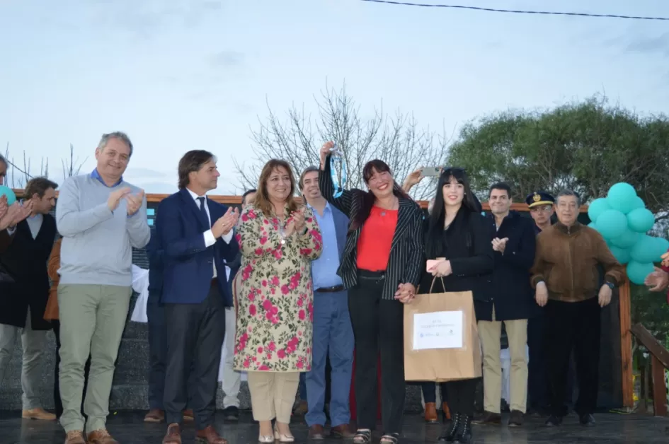 Entrega de llaves Beneficiaria de solución habitacional recibe llave rodeada de autoridades de diferentes organismos