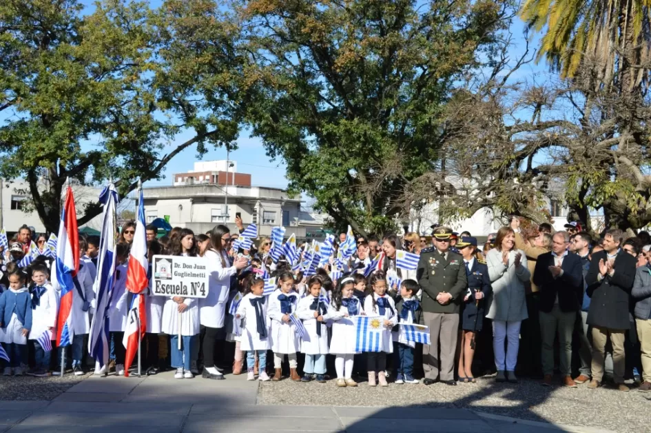 Niños escolares en Plaza Artigas Niños escolares en Plaza Artigas