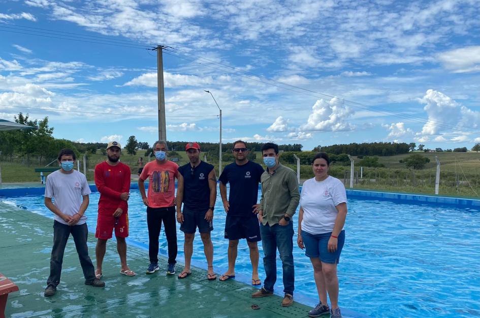 Dir. Deportes Mathias Dominguez con profesores de natación. Dir. Deportes Mathias Dominguez con profesores de natación.