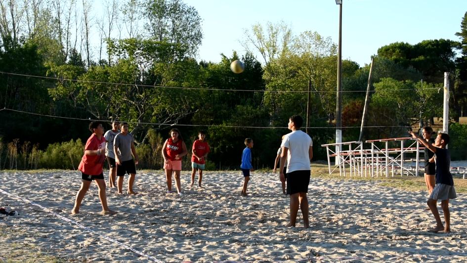 Actividades deportivas en canchas de arena de acceso al Parque Robaina Actividades deportivas en canchas de arena de acceso al Parque Robaina