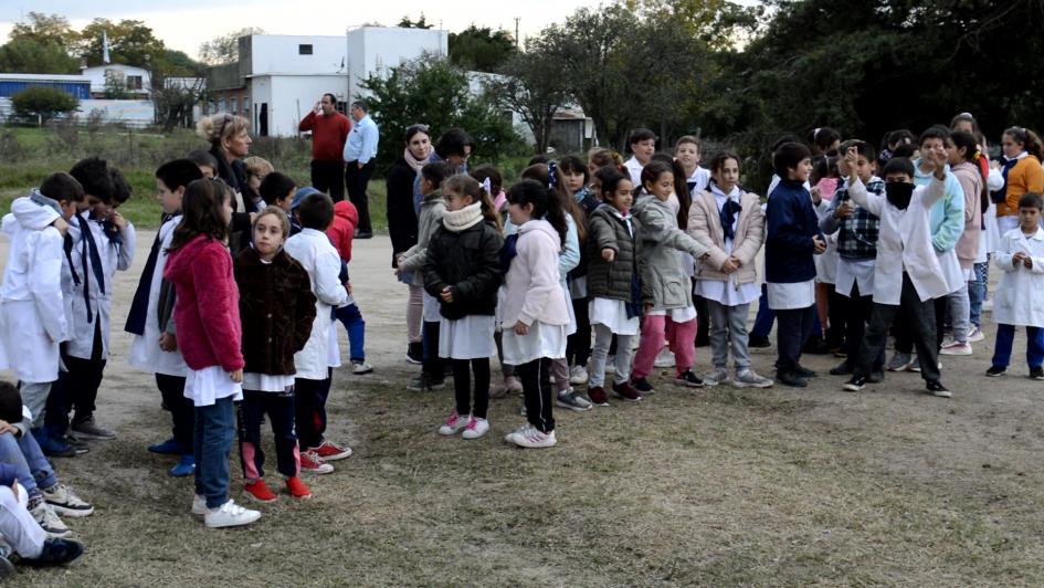 Letras corpóreas y 100 % de tratamiento bituminoso para 25 de Mayo