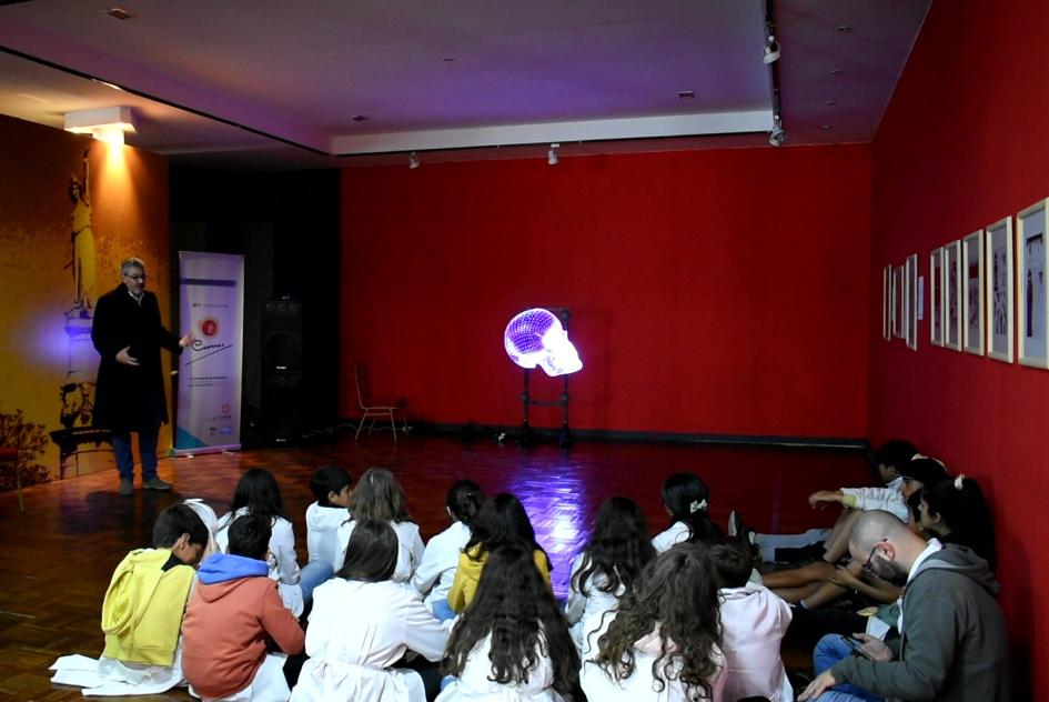 Hologramas de Carlos Gardel y personalidades uruguayas en el MAVEA Hologramas de Carlos Gardel y personalidades uruguayas en el MAVEA