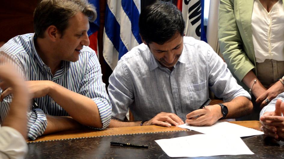 Intendencia y ADEOM firman acuerdo por situación de trabajadores de la flota liviana Intendencia y ADEOM firman acuerdo por situación de trabajadores de la flota liviana