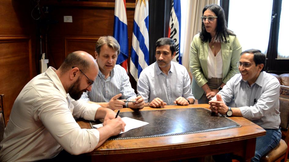 Intendencia y ADEOM firman acuerdo por situación de trabajadores de la flota liviana