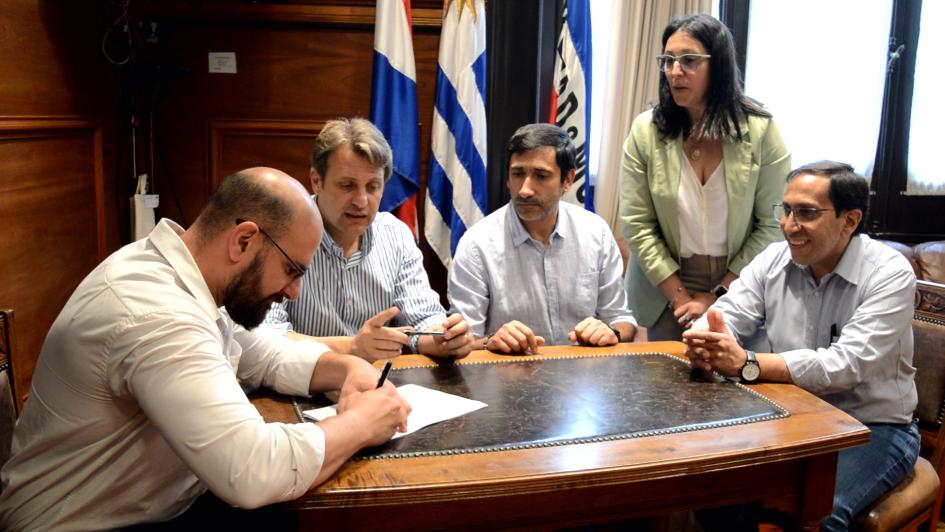 Intendencia y ADEOM firman acuerdo por situación de trabajadores de la flota liviana Intendencia y ADEOM firman acuerdo por situación de trabajadores de la flota liviana
