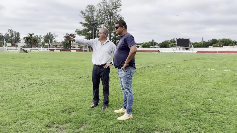 Trabajos de mejoras en el campo de juego del E.CC.OO. Trabajos de mejoras en el campo de juego del E.CC.OO.