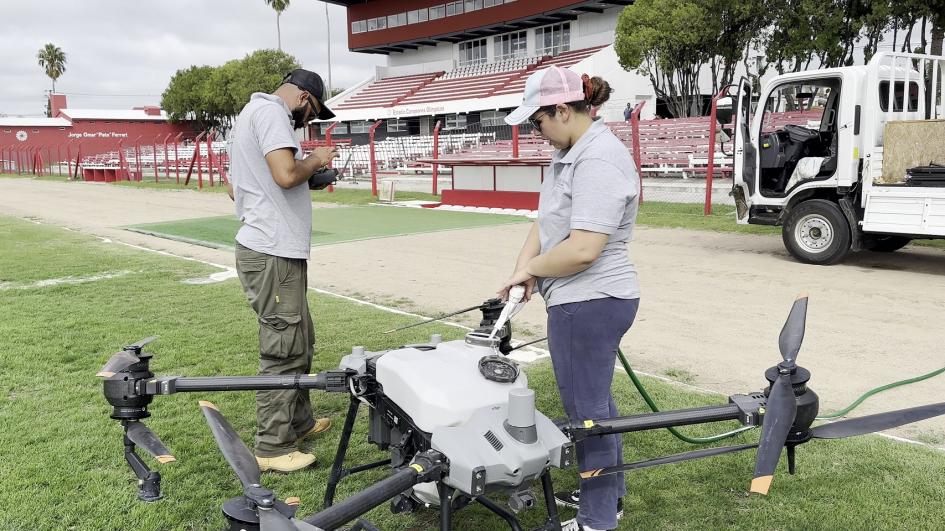 Trabajos de mejoras en el campo de juego del E.CC.OO.