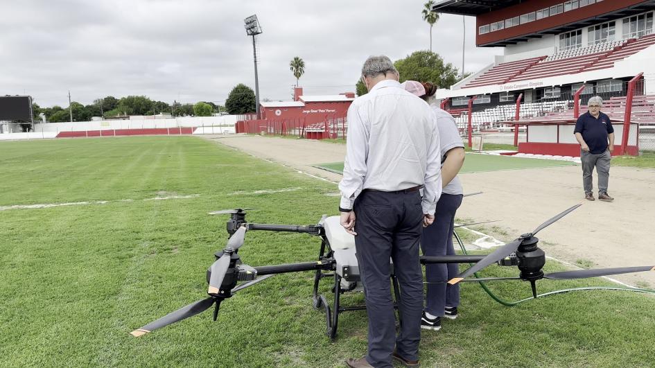 Trabajos de mejoras en el campo de juego del E.CC.OO. Trabajos de mejoras en el campo de juego del E.CC.OO.