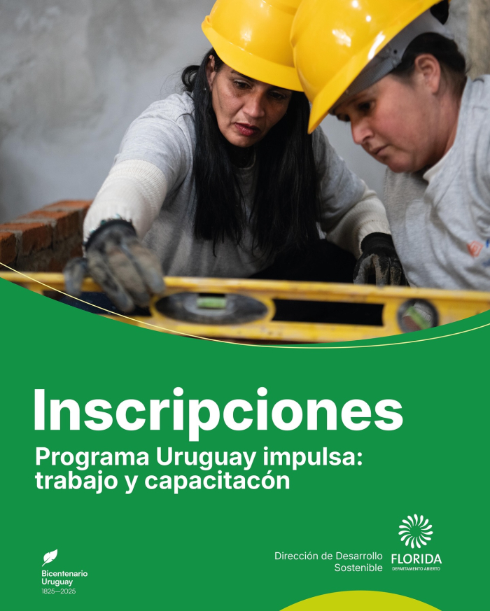 "Dos trabajadoras verificando si una superficie esta nivelada"