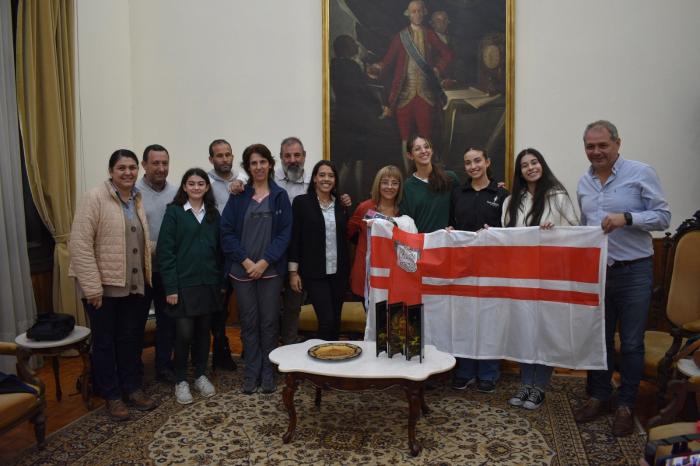 Floridenses reciben bandera “