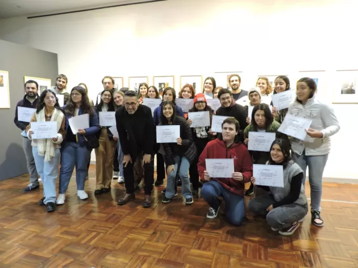 Alumnos mostrando sus diplomas 