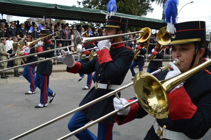 Calles sin vehículos por desfile del 25 de agosto 