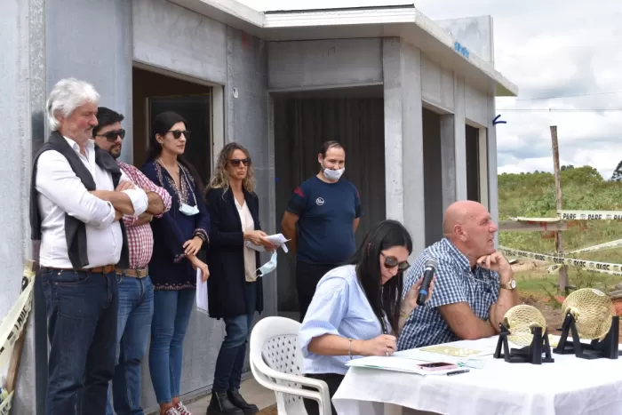 Escribanos entregando viviendas a los beneficiarios Escribanos entregando viviendas a los beneficiarios