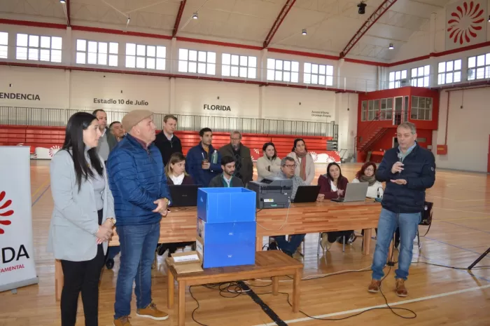 Intendente Ing. Guillermo López junto a los escribanos realizando el sorteo