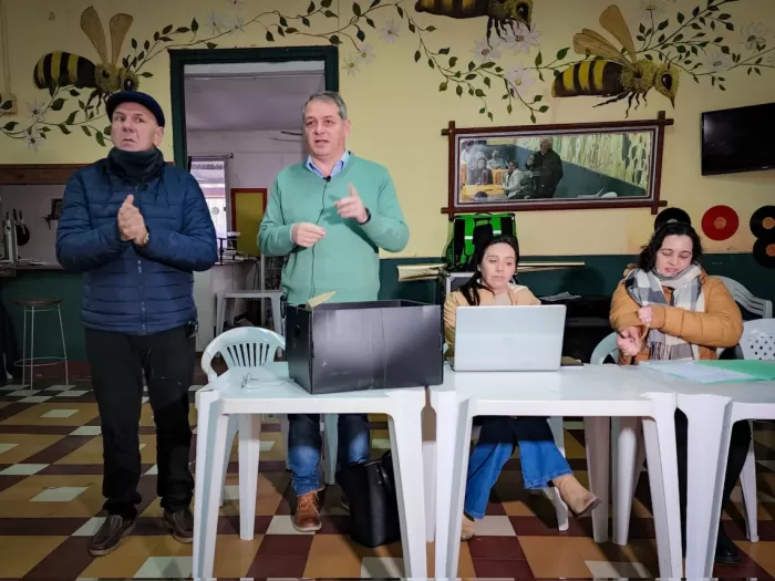 Intendente Ing. Guillermo López realizando el sorteo junto al escribano y asistente social 