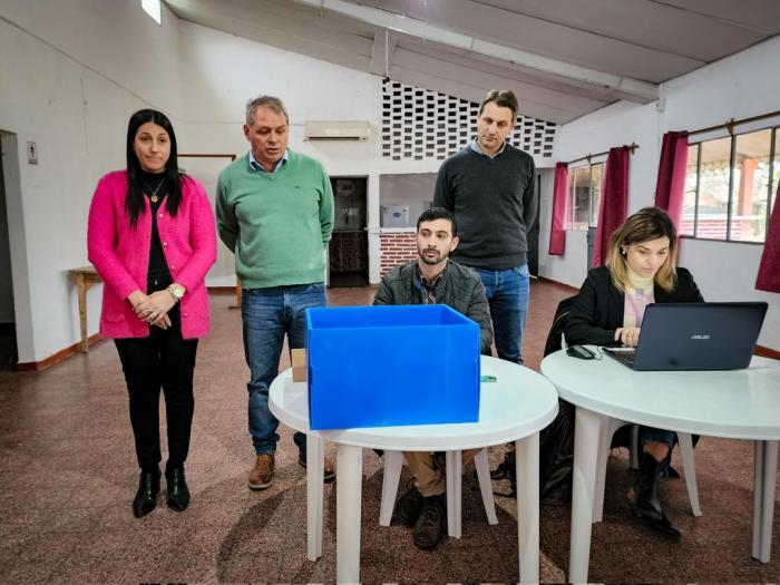 Autoridades realizando el sorteo 