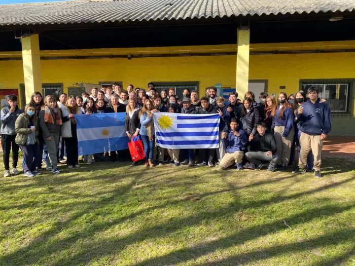 Jóvenes de Florida y Lujan con las banderas de Uruguay y Argentina 