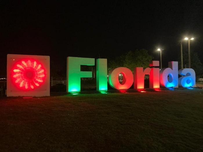 Letras de Florida se iluminan con colores de ATUERU