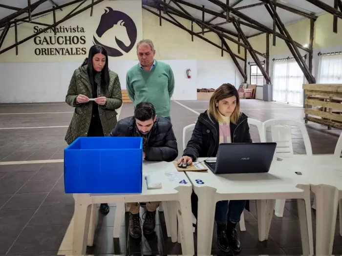 Intendente Ing. Guillermo López junto a la escribana realizando el sorteo 