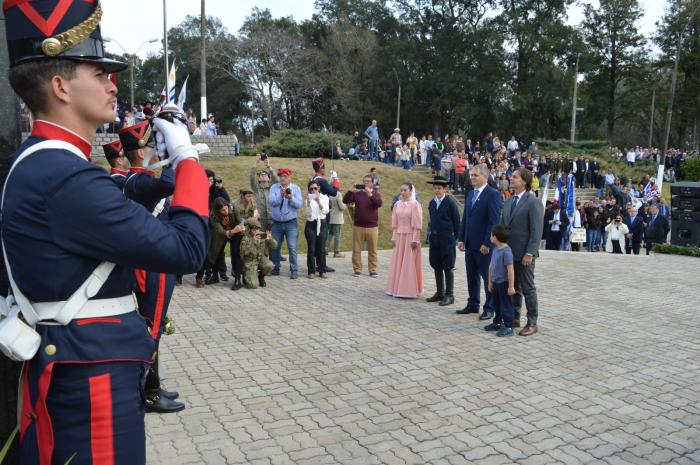 Entrega de ofrenda floral en la Piedra Alta