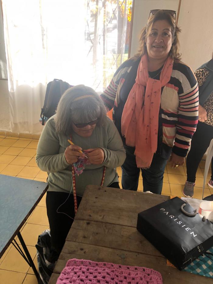 Usuaria de Centro Braille participa de curso de tejido