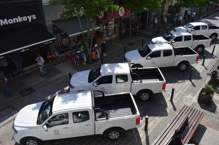 Flota liviana exhibida frente al Edificio Comunal