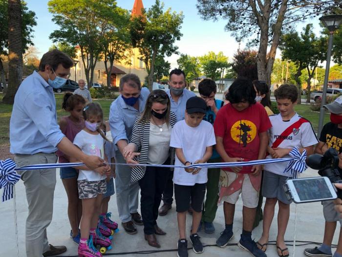 Autoridades y niños cortan la cinta en la remozada plaza