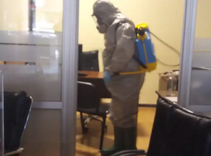 Funcionario realizando desinfeccion en oficinas de la IDF